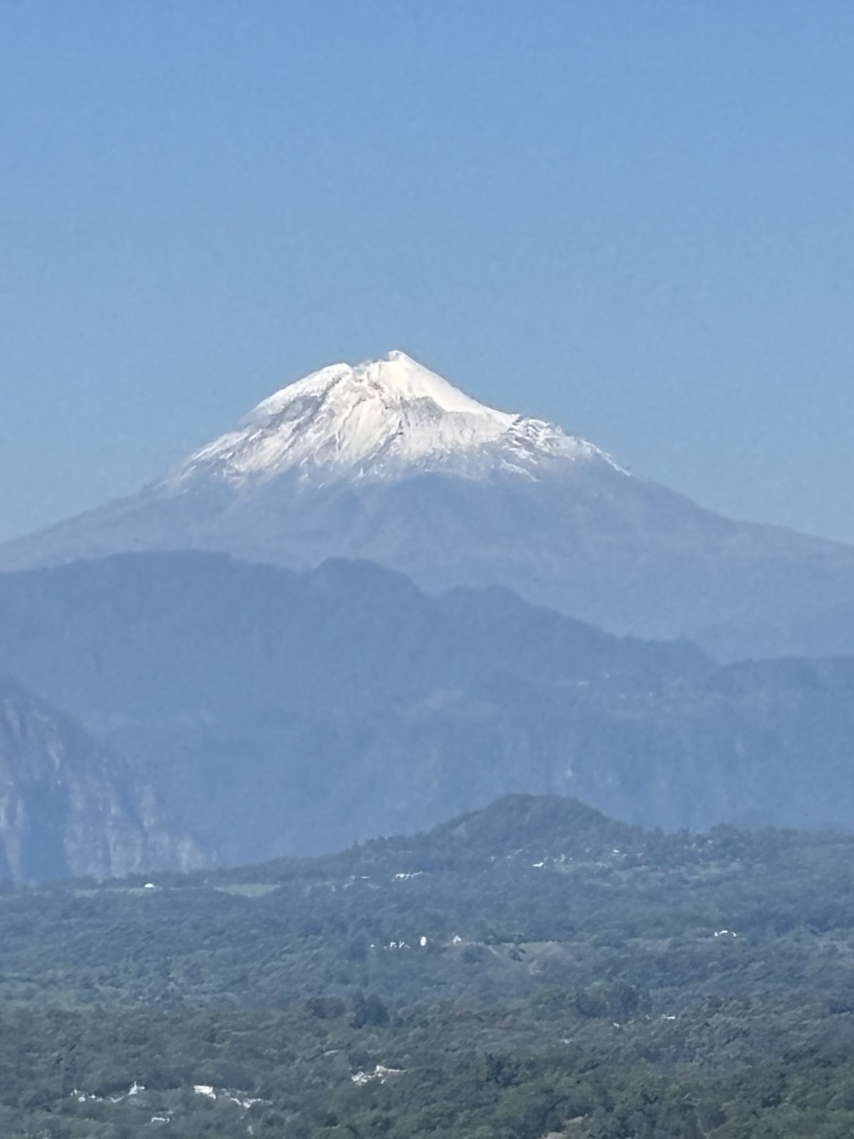 El Pico de Orizaba nevado desde el Mirador del Cerro de las Culebras, 30 de mayo de 2026 · foto: Bernard Uriza